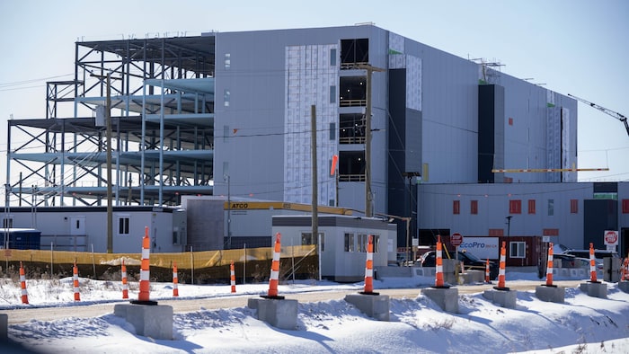 Une usine en construction en hiver.