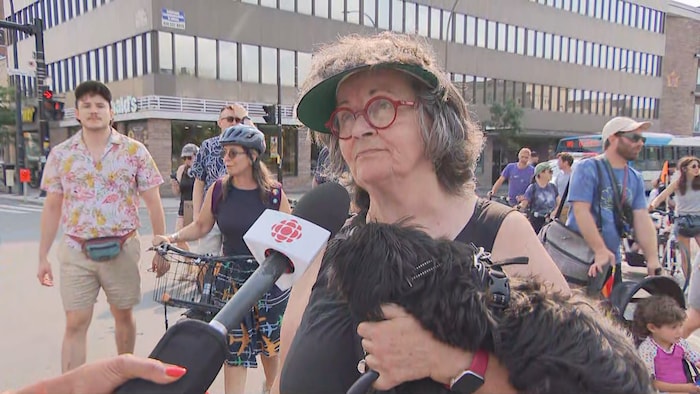 Une manifestante répond aux questions de Radio-Canada pendant la marche.