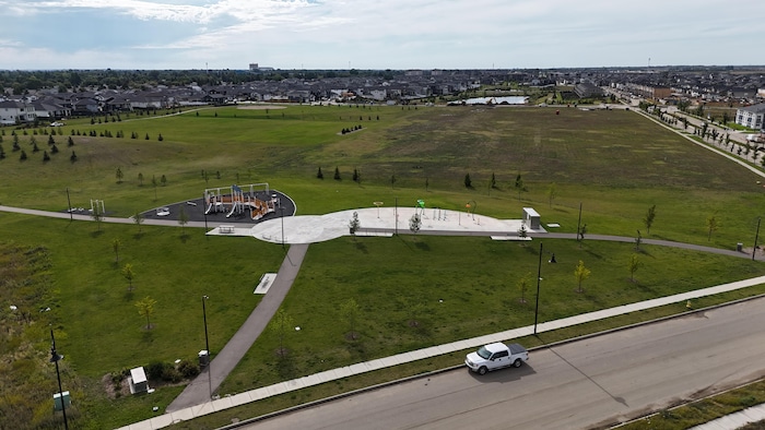 Plan en drone d'un terrain vague qui accueillera la nouvelle école du CEF, à Saskatoon.