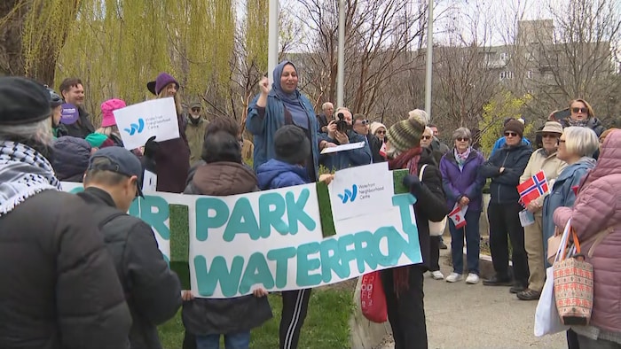 Des gens manifestent dans le parc Little Norway à Toronto.
