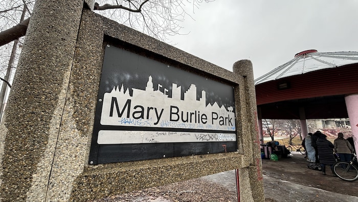 Affiche du parc Mary Burlie avec une gloriette et des gens qui s'y abritent en arrière-plan. 