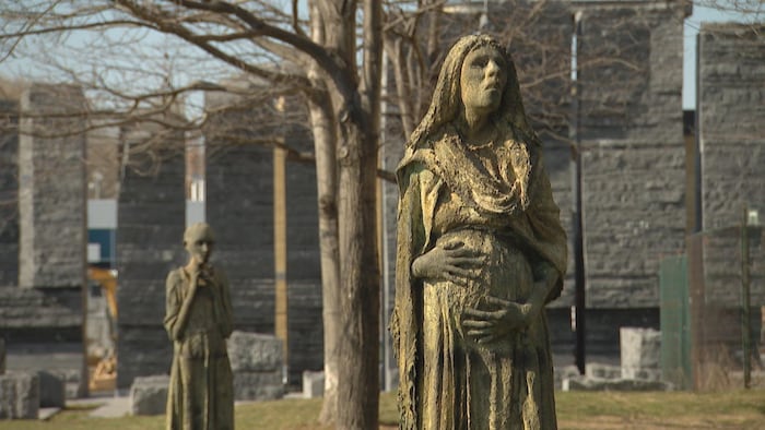 Une statue d’une femme enceinte.