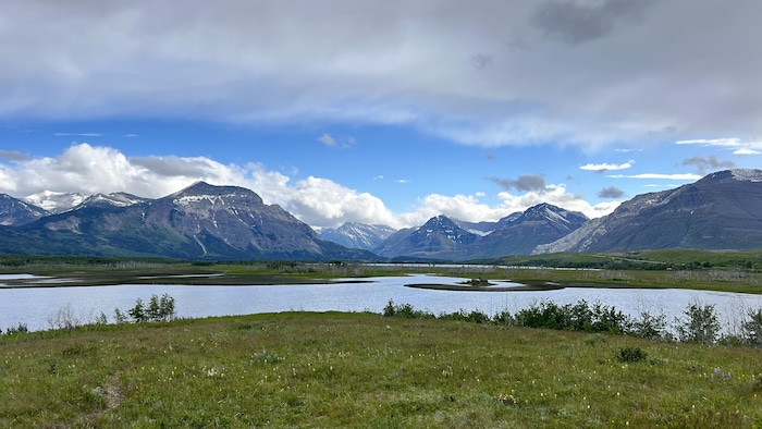 Un lac bleu logé entre des montagnes. 