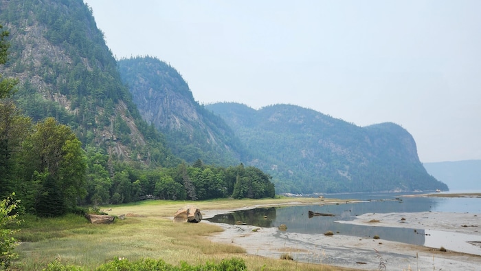 Des caps sur une rivière.