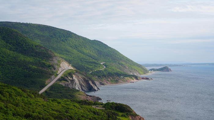 Une route sineuse long la côte le long du parc national.