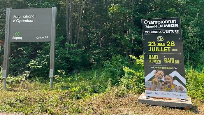 Une affiche du Championnat du monde junior de course d'aventure à côté d'une affiche du parc national d'Opémican.