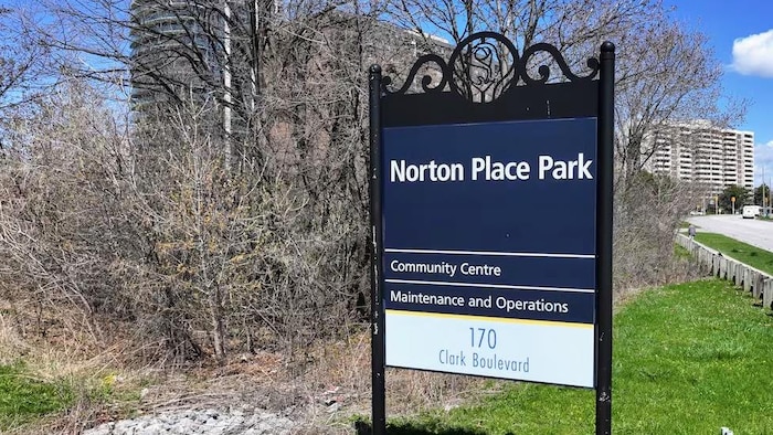 L'affiche du parc Norton Place à Brampton.