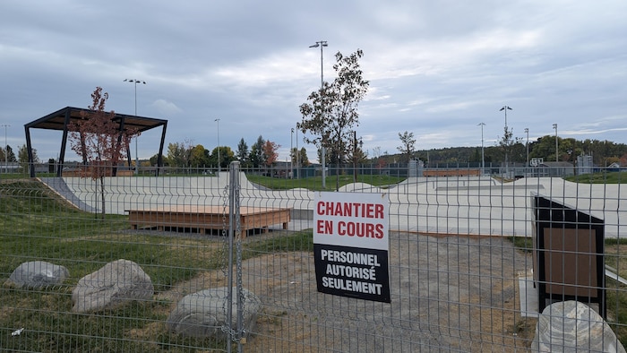 Le parc de planche à roulettes en chantier.