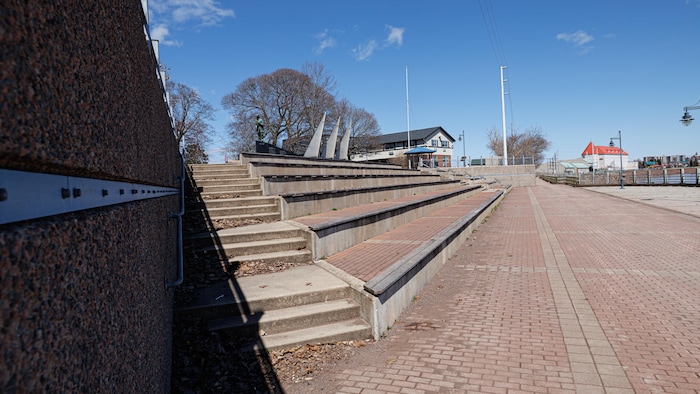 Le monument du parc riverain de Moncton sur lequel une ligne bleue indique le niveau de l'eau atteint en 1869.