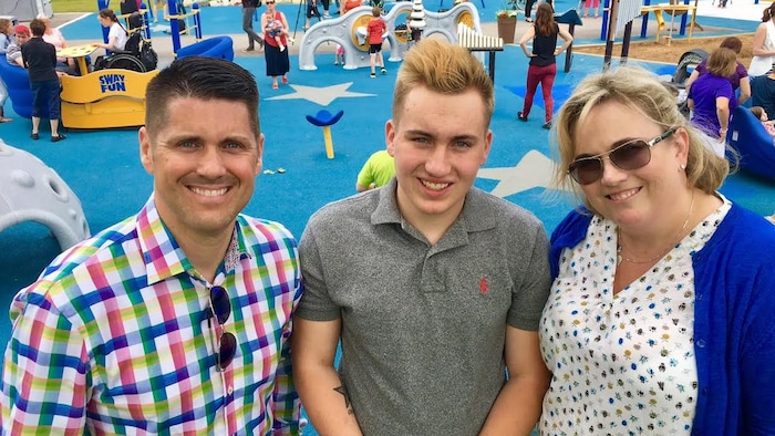 Jason Chénier, Sébastien Chénier et Jackie Standing posent fièrement dans le parc inauguré en l'honneur de Sacha Chenier.