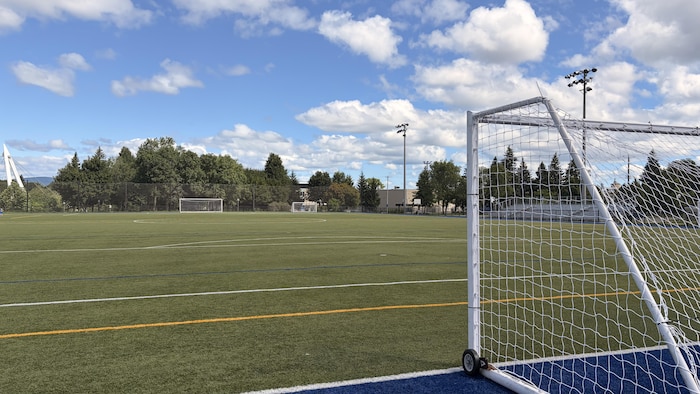 Vue d'ensemble du terrain de soccer synthétique du parc Victoria, dans Saint-Roch.