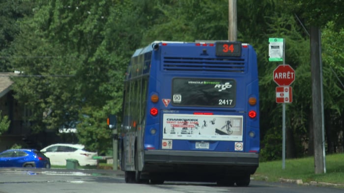 Un autobus, vu de face.