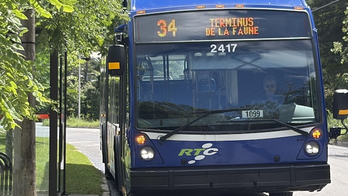 Un autobus, vu de face.