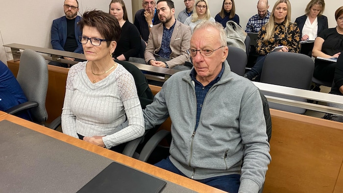 Les parents de Maureen Breau assis côte à côte dans une salle du palais de justice de Trois-Rivières.