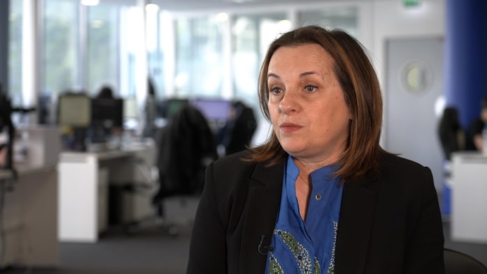 Laetitia Caron en entrevue dans un bureau.