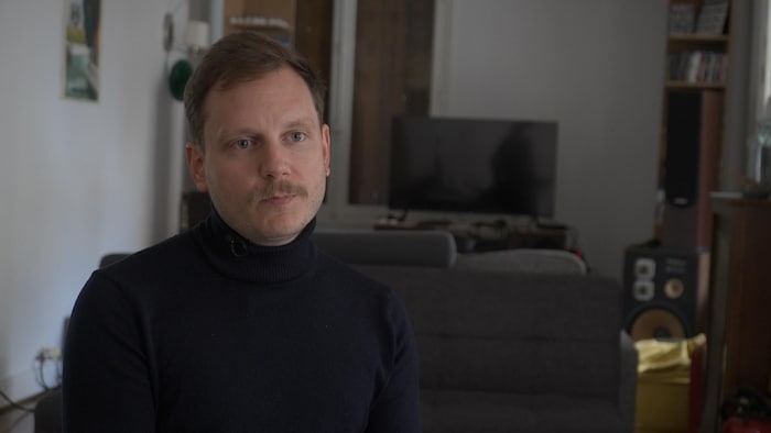 Vincent Guerlin dans une pièce de son appartement.