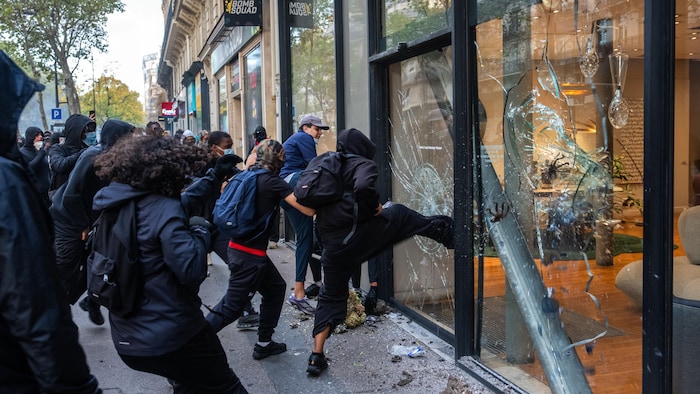 Un magasin est vandalisé et pillé lors des manifestations.