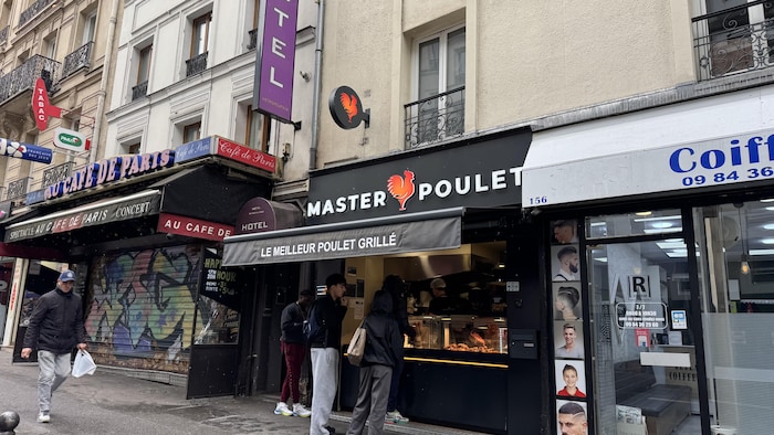 La succursale de Master Poulet entre deux commerces.