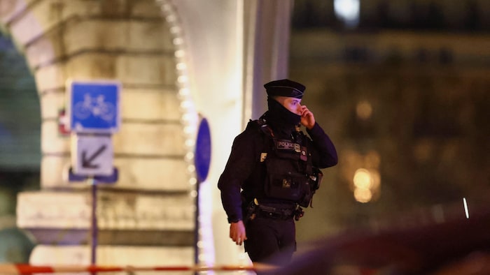 Un policier devant l'accès au pont de Bir-Hakeim à Paris.