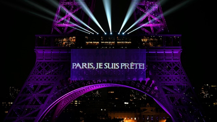 Le slogan «Paris, je suis prête» est projeté sur la tour Eiffel. 