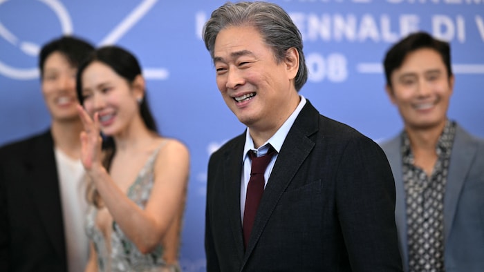 Park Chan-wook en avant-plan, avec des membres de son équipe en arrière-plan.
