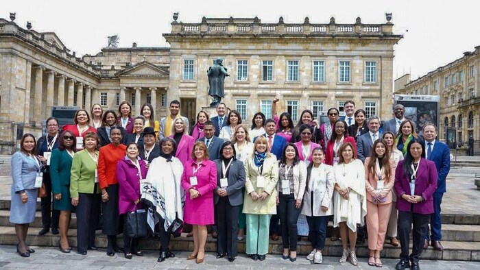 Photo de groupe de la 19ème Assemblée plénière de ParlAmericas et de la 14ème réunion du Réseau parlementaire pour l'égalité des sexes. Bogotá, décembre 2022.