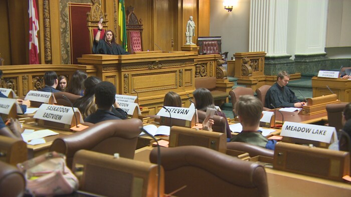 Des jeunes de l'Association jeunesse fransaskoise dans l'Assemblée législative de la Saskatchewan le 8 décembre 2018.