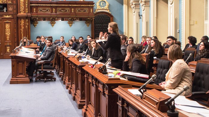 De jeunes mordus de politique débattent à l’Assemblée nationale | Radio ...