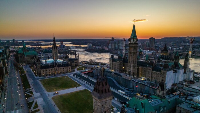 Le Parlement d'Ottawa en soirée.