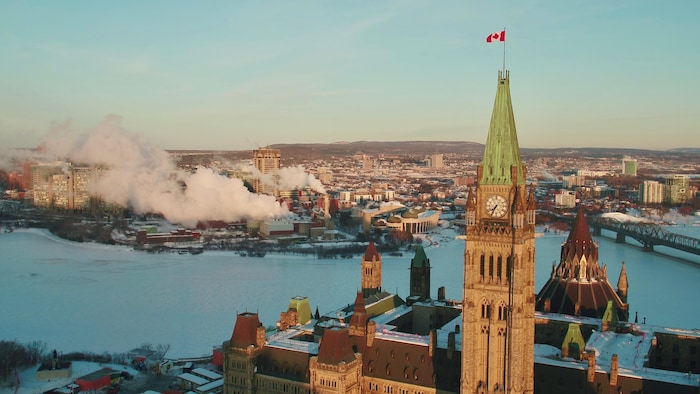 علم كندا يرفرف على برج السلام في مقر البرلمان الكندي في أوتاوا.