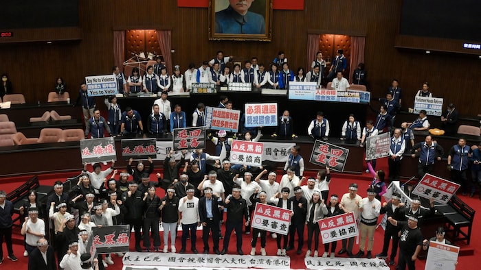立委在议会內抗议。