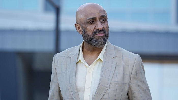 Parmpal Sidhu quitte le palais de justice de Brampton, en Ontario, le 5 octobre 2026.