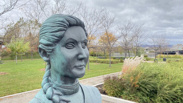 Juana Azurduy de Padilla, chef militaire dans plusieurs guerres d'indépendance latino-américaines, est la seule femme représentée dans le parc latino-américain du Québec.