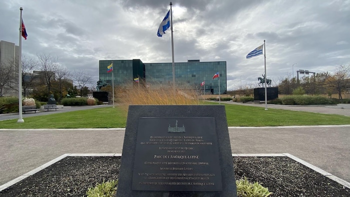 Niché entre le boulevard Jean-Lesage, l'autoroute Dufferin-Montmorency, la rivière Saint-Charles et le Palais de Justice, le parc de l'Amérique latine de Québec, capitale de la province du même nom, a été créé en 1995.