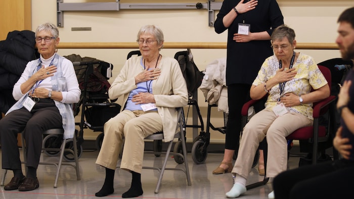 Des personnes vivant avec le parkinson participent aux cours de danse. 