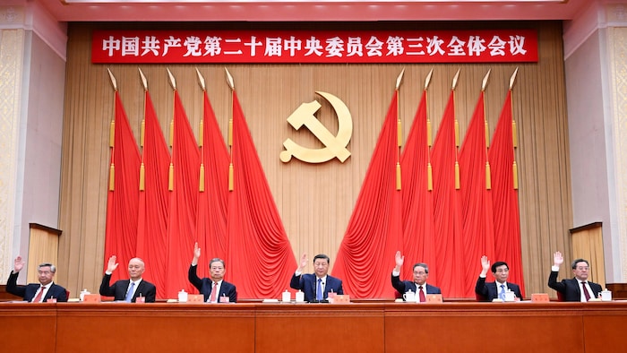Les membres du Politburo participent à la troisième session plénière du Parti communiste chinois, qui avait lieu le 18 juillet 2024.
