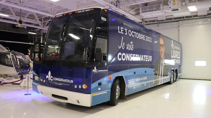 Le nouvel autobus de campagne du PCQ.