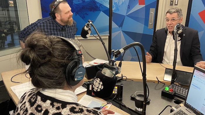 Des personnes font une émission de radio.