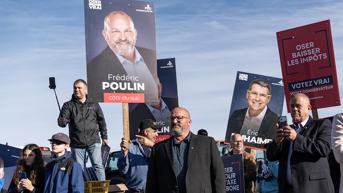 Frédéric Poulin entouré de militants du Parti conservateur du Québec. 
