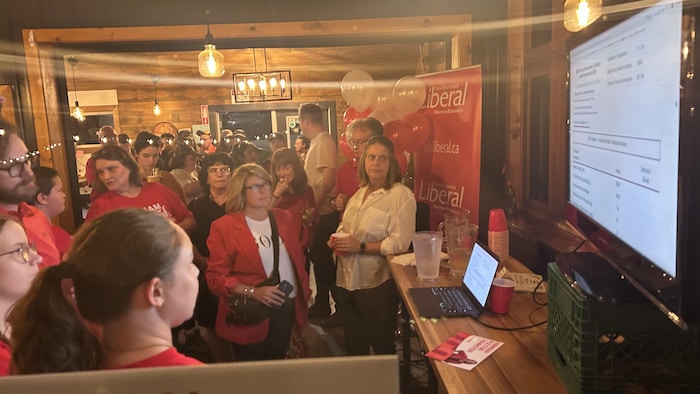 De nombreux élus libéraux et militants observent, inquiets, les résultats en direct d'Élections NB. 