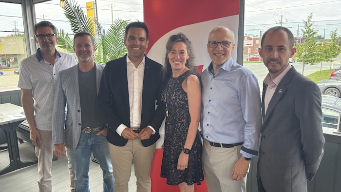 des candidats un à côté de l'autre.