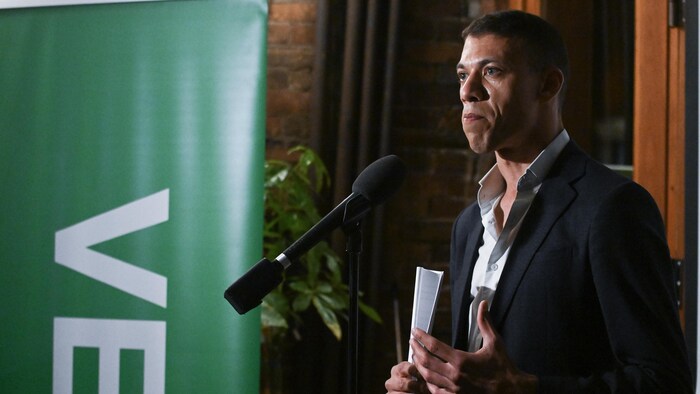 Jonathan Pedneault donne un discours.