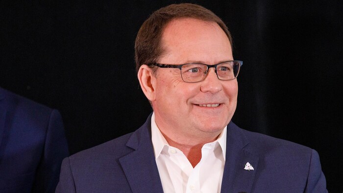 Mike Schreiner pendant une conférence de presse.