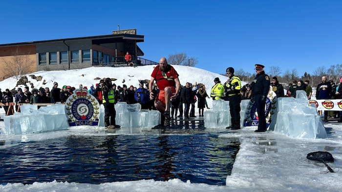 Un participant qui saute dans l'eau.