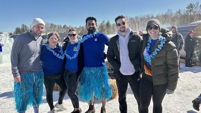 Les participants du plongeon polaire, souriants malgré le froid glacial.