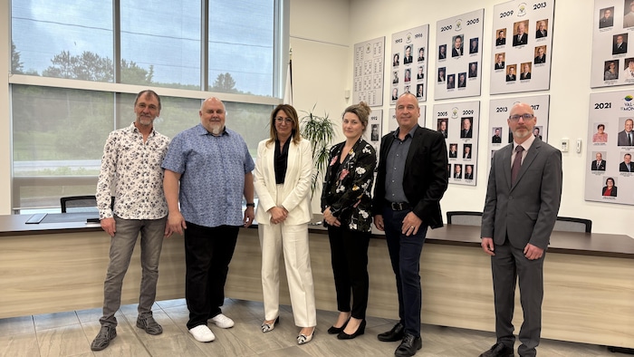 Plusieurs personnes posent dans une salle de l'hotel-de-ville de Val-des-Monts.