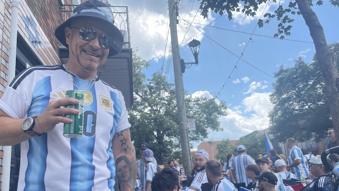Un partisan tout sourire en compagnie de son chien.