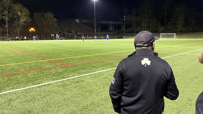 Un partisan aux origines irlandaises en bordure d'un terrain de soccer de New York.