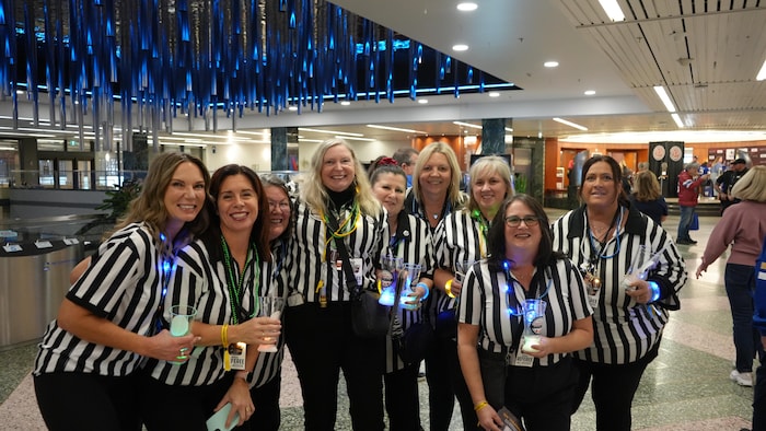 Des femmes habillées comme des arbitres.