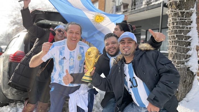 Los fanáticos de la selección argentina de Montreal expresan su alegría inmediatamente después del final del partido.